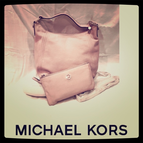 Michael Kors Handbags - MICHAEL KORS✔️Hobo Bag & Matching Wristlet Wallet